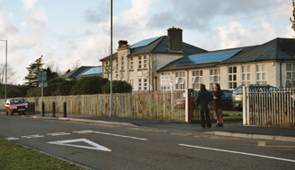 Photovoltaikplatten auf dem Dach der Gwaun Cae Gurwen Schule