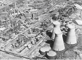 Historische Luftaufnahme der Erdölraffinerie in Betrieb